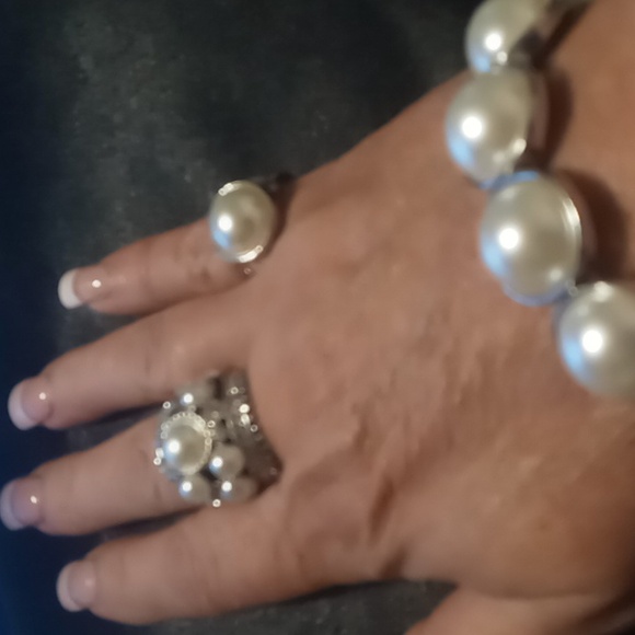 Faux Pearl beaded bracelet & 2 expandable rings . - Picture 5 of 9